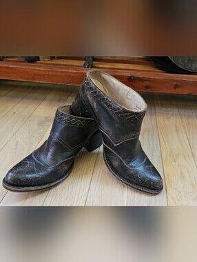 Freebird by Steven Black Prisn Clogs With Western Flare -Distressed Sz 9